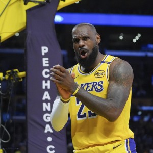 大莫：詹姆斯42了仍在巅峰 若他愿意他能打到46岁